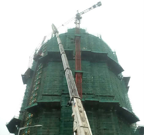 武宣吊车在工地上作业